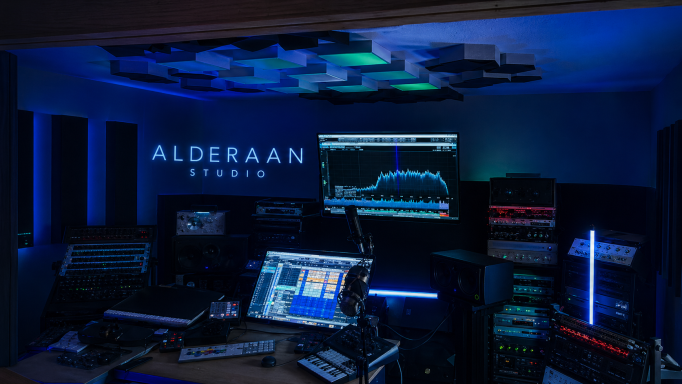 ALDERAAN MUSIC Studio ALDERAAN MUSIC Studio mit blauem Licht, Musikproduktion, Monitoren und Audio-Equipment